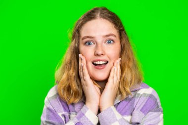 Aman Tanrım, vay canına. Heyecanlı kazanan kadın şaşkınlıkla el kaldırıyor kameraya büyük gözlerle bakıyor, başarıyı kutlayan zaferin şokuyla iyi haberler geliyor. Krom anahtar arkaplanındaki kız