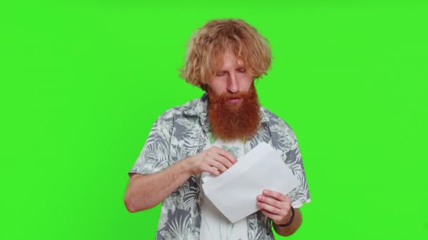 Genç Adam Zarfı Açar Mektubu Çıkar Mutlu Hisset Kariyer Gelişimi — Stok video
