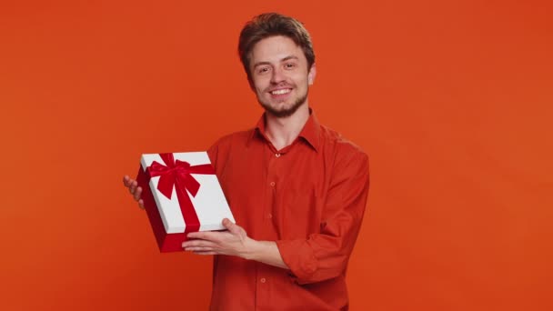 Homem Branco Sorridente Positivo Apresentando Caixa Presente Aniversário Estende Mãos — Vídeo de Stock