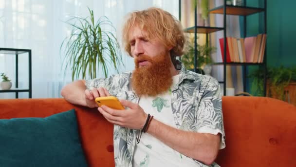 Triste Homme Mécontent Utiliser Smartphone Tapant Navigation Perd Devenir Surpris — Video