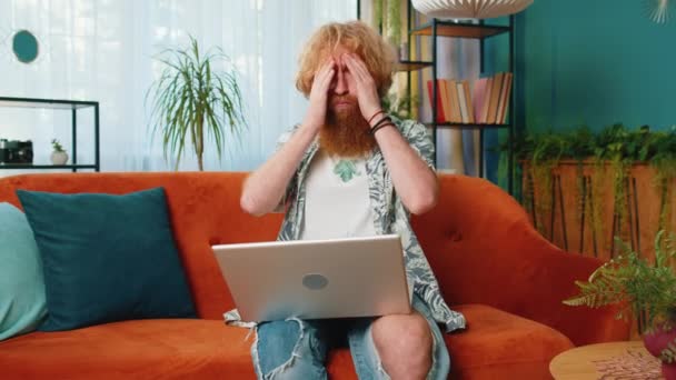 Homem Caucasiano Descontente Usar Notebook Laptop Digitação Navegação Trabalhando Perde — Vídeo de Stock