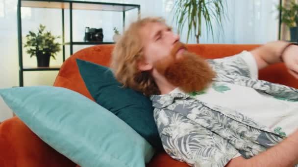 Κουρασμένος Καυκάσιος Κοκκινομάλλης Ξαπλωμένος Στο Κρεβάτι Ξεκουράζεται Στο Σπίτι Ξέγνοιαστος — Αρχείο Βίντεο