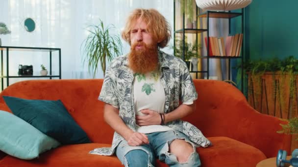 Homme Roux Caucasien Assis Sur Canapé Sentant Soudain Forte Douleur — Video
