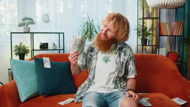 Succesvolle Gelukkige Rijke Blanke Roodharige Man Tellen Geld Opvrolijken Met — Stockvideo
