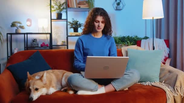 Gyönyörű Mosolygós Fiatal Záró Laptop Befejezése Után Távoli Munka Mellett — Stock videók