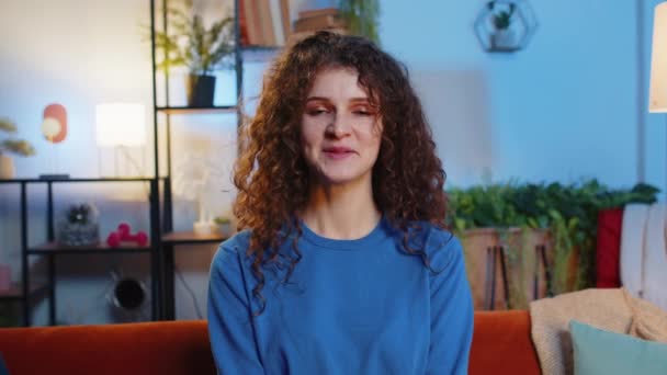 Portrét Veselé Mladé Ženy Neformálních Šatech Dotýkající Kudrnatých Vlasů Rukama — Stock video