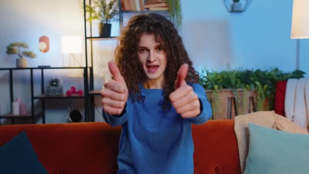 Porträtt Leende Ung Lycklig Kvinna Med Lockigt Hår Visar Tummen — Stockvideo