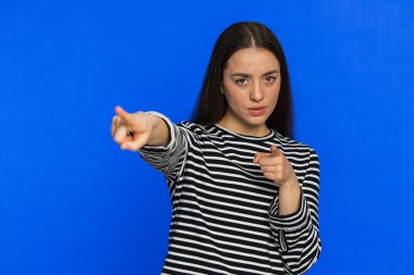 Defol git buradan. - Kovuldun! Kafkasyalı bir kadın işaret ederek onu rahat bırakmasını istedi. Katı bir patron çatışma çıkardı. Katı kız mavi stüdyo arka planında kapalı. Kopyalama alanı