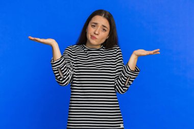 Hiçbir fikrim yok, cevabı bilmiyorum. Kafası karışık, çizgili bluzlu, kafası karışık genç bir kadın zor bir sorudan utanarak el kaldırıyor. Mavi arka plandaki kız