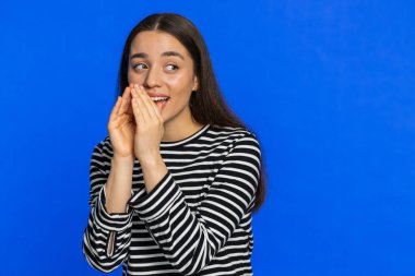 Sırlarımı sakla, sessiz ol. Genç bir kadın el ele tutuşup dedikoduları fısıldıyor. Dedikoduları paylaşıyor. Mavi stüdyo geçmişinde izole edilmiş ilginç, gizli bir hikaye anlatan bir kız. Kopyalama alanı