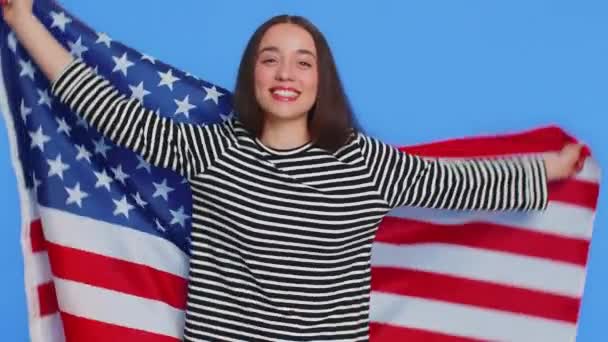 Glad Leende Vit Ung Kvinna Randig Blus Viftar Inslagning Amerikanska — Stockvideo