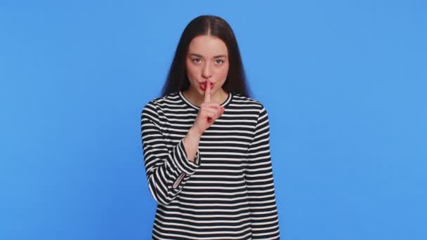 Var Tyst Vit Kvinna Trycker Pekfinger Mot Läppar Gör Tystnad — Stockvideo