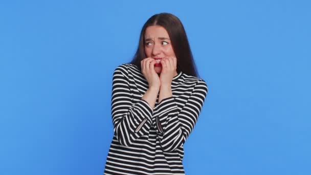 Mulher Caucasiana Estressada Assustada Aterrorizada Com Problemas Perigo Sofrendo Fobia — Vídeo de Stock