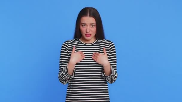 Ich Bin Nicht Schuldig Kaukasische Frau Gestreifter Bluse Zeigefinger Selbst — Stockvideo