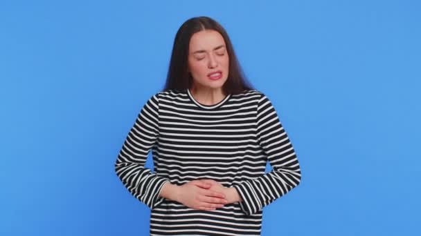 病気の白人女性は 期間のクランプ 痛みを伴う胃痛に苦しむストライプブラウスで 腹を抱えている少女は 腹部や月経痛を感じます 消化不良について — ストック動画