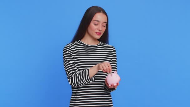 Glückliche Reiche Junge Frau Gestreifter Bluse Die Dollartaschengeld Sparschweine Steckt — Stockvideo