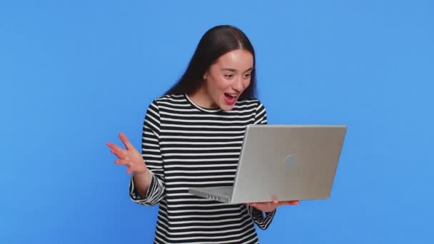 Boldog Izgatott Kaukázusi Gépelés Laptopon Dolgozik Projekt Élvezi Eredményeket Nyertes — Stock videók