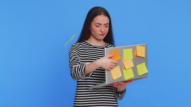 Udmattet Freelancer Kaukasiske Kvinde Med Klistermærker Noter Bruge Bærbare Computer – Stock-video