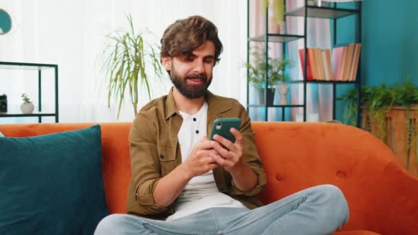 Uomo Felice Utilizzare Smartphone Cellulare Digitando Navigazione Dire Wow Celebrando — Video Stock