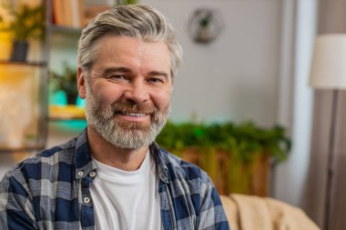 Kanepede oturan, kameraya bakıp evde gülümseyen Kafkasyalı son sınıf öğrencisi. Sakallı, olgun, çekici görünümlü, kaygısız emekliliğin tadını çıkaran, oturma odasında dinlenen bir adam. Kopyalama alanı