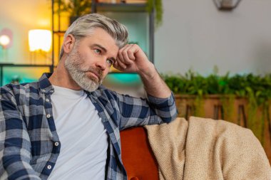 Hayal kırıklığına uğramış bir adam evde oturup ayrılık üstüne moral bozukluğu ya da boşanma sorununu düşünüyor. Odadaki üzgün orta yaşlı adam duygusal sonuçları düşünüyor.