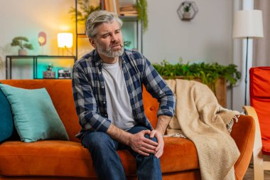 Orta yaşlı bir adam acı veren bir rahatsızlıktan muzdarip diz eklem ağrısı, bacak kasları, yürüyemiyordu. Hasta, olgun bir adamın diz masajı yapması, koltukta romatizmaya neden olur. Sağlık sorunları