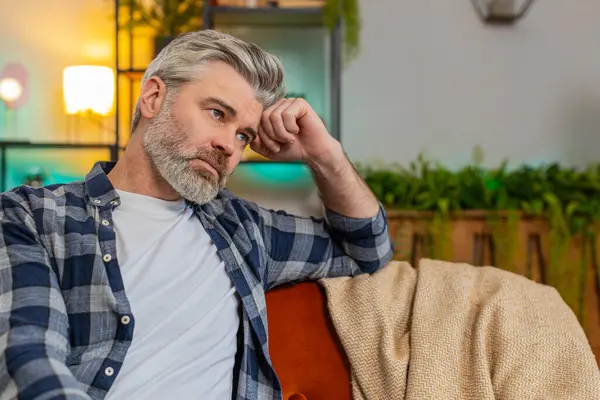 Hayal kırıklığına uğramış bir adam evde oturup ayrılık üstüne moral bozukluğu ya da boşanma sorununu düşünüyor. Odadaki üzgün orta yaşlı adam duygusal sonuçları düşünüyor.