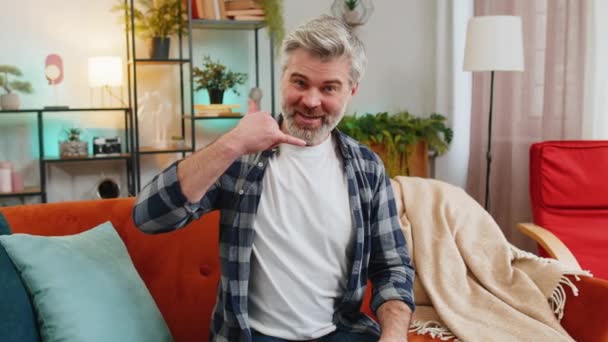 Velho Barba Caucasiano Apontar Para Câmara Fazer Gesto Telefone Dizer — Vídeo de Stock