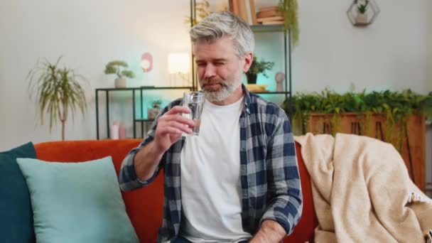 Homem Barbudo Sênior Sente Dor Dente Terrível Depois Beber Água — Vídeo de Stock