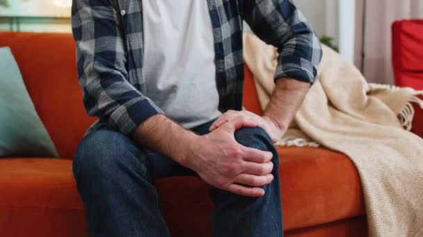 Homem Meia Idade Irreconhecível Sofre Desconforto Doloroso Dor Nas Articulações — Vídeo de Stock