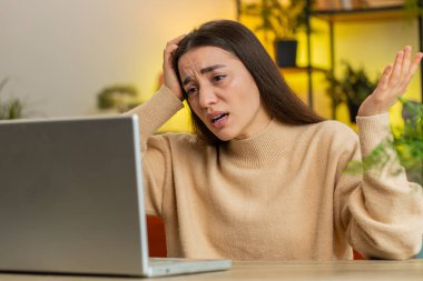 Mutsuz bir kadın dizüstü bilgisayarı kullanıyor. Bilgisayarda yazı yazarken kaybediyor. Aniden piyango kötü haber, talihsizlik, bilgisayar virüsü gibi sonuçlara şaşırıyor. Beyaz kız, sınıftaki masada.