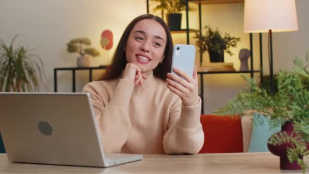 Καυκάσια Νεαρή Γυναίκα Που Παίρνει Selfie Στο Smartphone Χαιρετώντας Επικοινωνιακή — Αρχείο Βίντεο