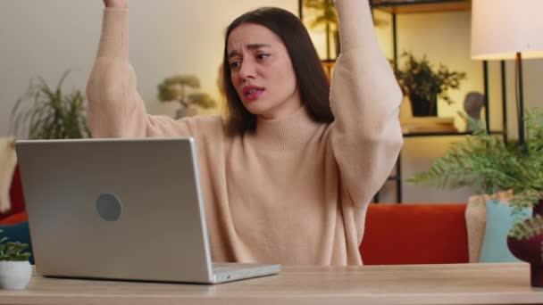 Femeia Tristă Displăcută Folosește Laptop Tastând Căutarea Pierderilor Navigare Devenind — Videoclip de stoc