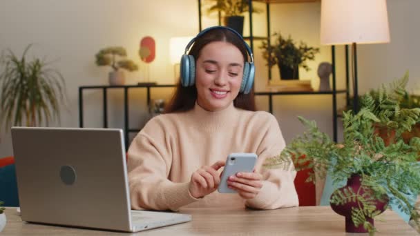 Glücklich Entspannte Überglückliche Junge Frau Mit Kabellosen Kopfhörern Die Heimischen — Stockvideo