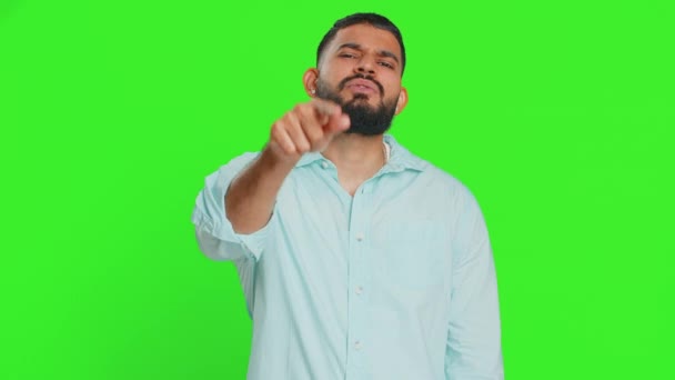 君を選んだ インドの笑顔の男は カメラに指を指し 遊び心のある幸せな表情を見て 勝者を選択し 方向を示しています 緑色のクロマのキーバックで隔離されたアラビアの若い男 — ストック動画