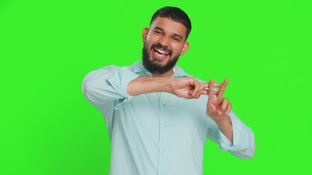Hashtag Hombre Indio Mostrando Símbolo Cruzado Con Los Dedos Gusta — Vídeos de Stock