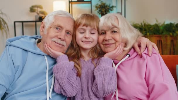 Portret Uśmiechniętej Wnuczki Szczęśliwej Rodziny Kochających Dziadków Patrzących Kamerę Dziewczynka — Wideo stockowe
