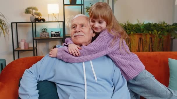 Alegre Amoroso Menina Pequena Neta Abraçando Beijos Feliz Avô Sentado — Vídeo de Stock