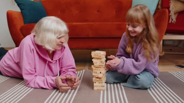 Ενθουσιασμένη Μικρή Χαριτωμένη Εγγονή Κορίτσι Που Παίζει Χτίσιμο Παιχνίδι Μπλοκ — Αρχείο Βίντεο