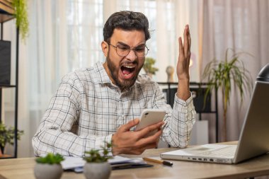 Hindistanlı genç işadamı akıllı telefon daktilo kullanırken, aniden piyango sonuçlarını, kötü haberleri, ofis masasında servet kaybını kaybediyor. Hispanik serbest çalışan üzgün biri.