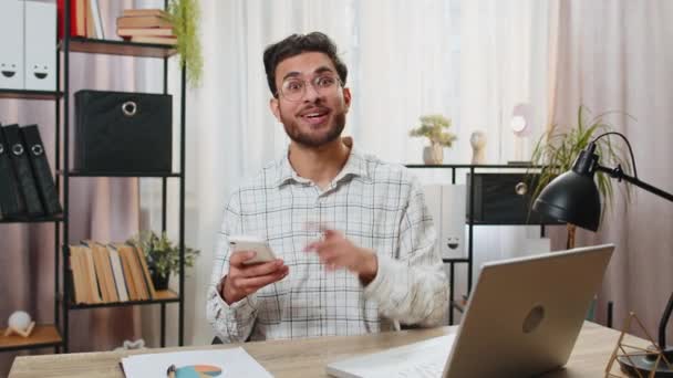Uśmiechnięty Młody Biznesmen Korzystający Aplikacji Smartfona Pokazującej Jak Kciuki Górę — Wideo stockowe