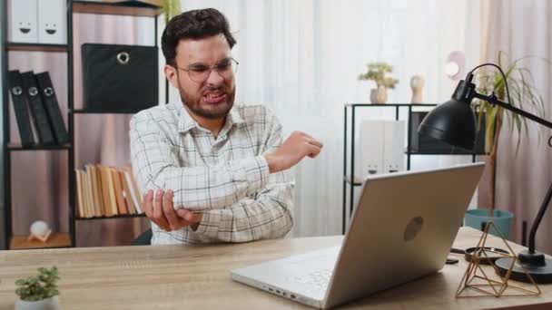 Втомлений Індійський Бізнесмен Менеджер Хлопець Сидить Домашньому Офісному Столі Ноутбуком — стокове відео
