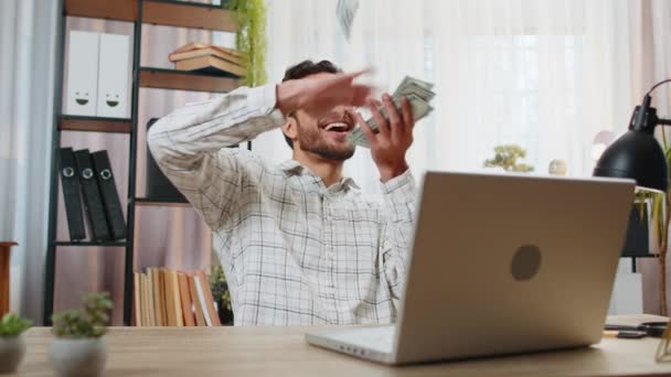 Rico Empresário Indiano Alegre Trabalhando Laptop Desperdiçando Jogando Dinheiro Dinheiro — Vídeo de Stock