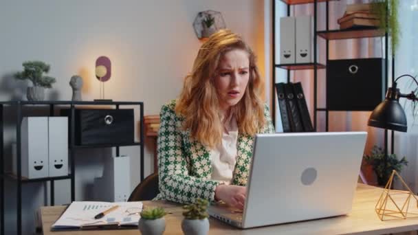 Ontevreden Verdrietige Vrouw Met Behulp Van Laptop Notebook Typen Browsen — Stockvideo