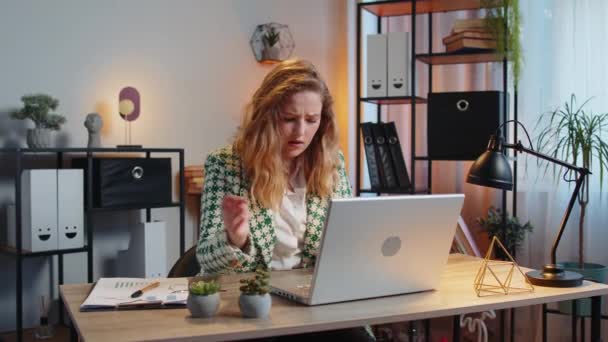 Розроблена Бізнес Леді Яка Має Проблеми Програмним Забезпеченням Ноутбуком Сердита — стокове відео