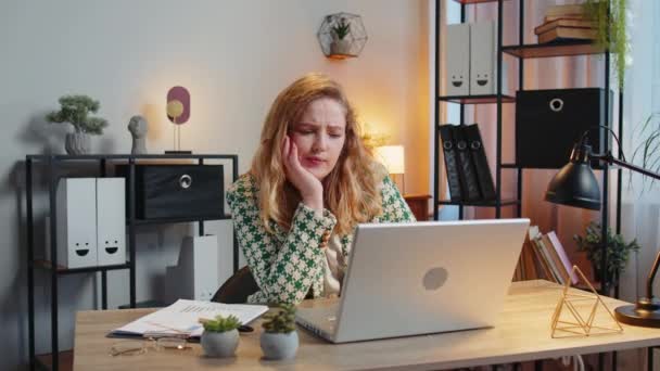 Lucrătoare Afaceri Plictisită Somnoroasă Care Lucrează Căsătoriile Calculatoarelor Sprijinită Îndemână — Videoclip de stoc