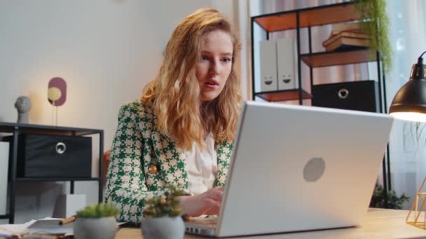 Aman Tanrım Vay Canına Dizüstü Bilgisayarda Çalışan Mutlu Beyaz Kadını — Stok video