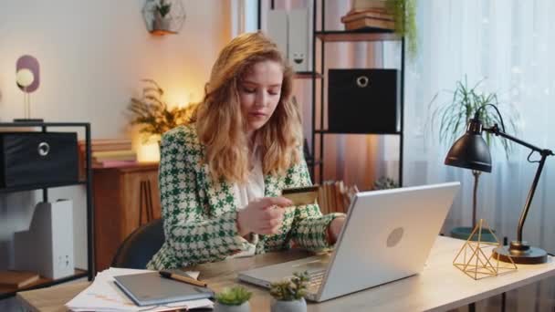 Blanke Boos Gestresste Freelancer Proberen Betalen Online Winkelen Met Laptop — Stockvideo