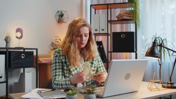 Blanke Jonge Vrouw Freelancer Tellen Cash Onvoldoende Hoeveelheid Geld Financiële — Stockvideo