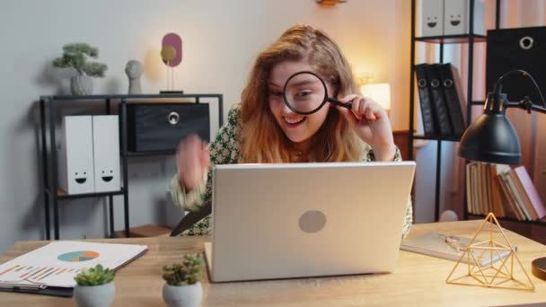 Zaskoczona Badaczka Bizneswoman Pracująca Biurze Domowym Trzymająca Szkło Powiększające Patrząc — Wideo stockowe